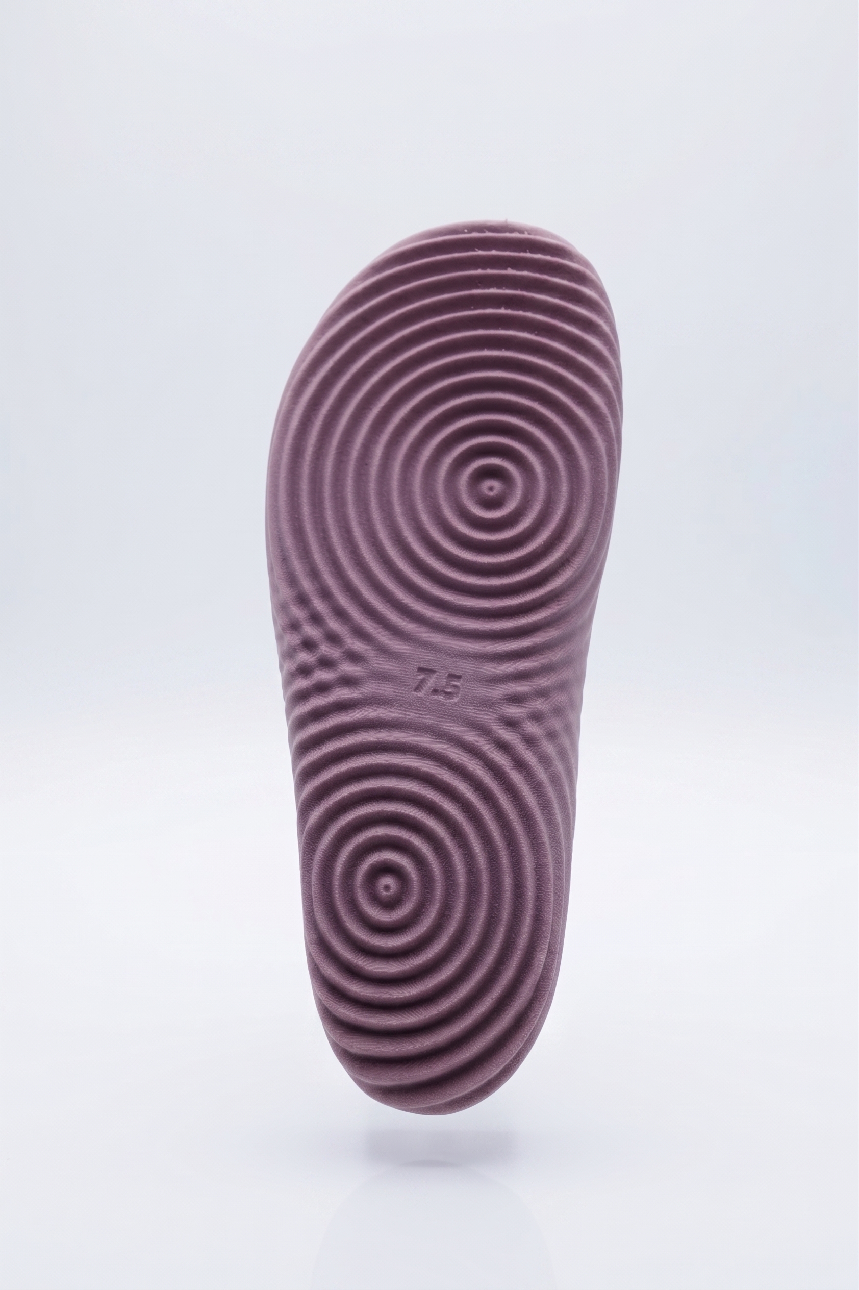 Levitating shoe presenting outsole